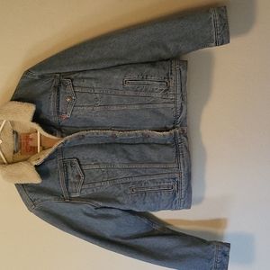 Levi Sherpa lined Jean Jacket XL but fits more like a fitted Large.